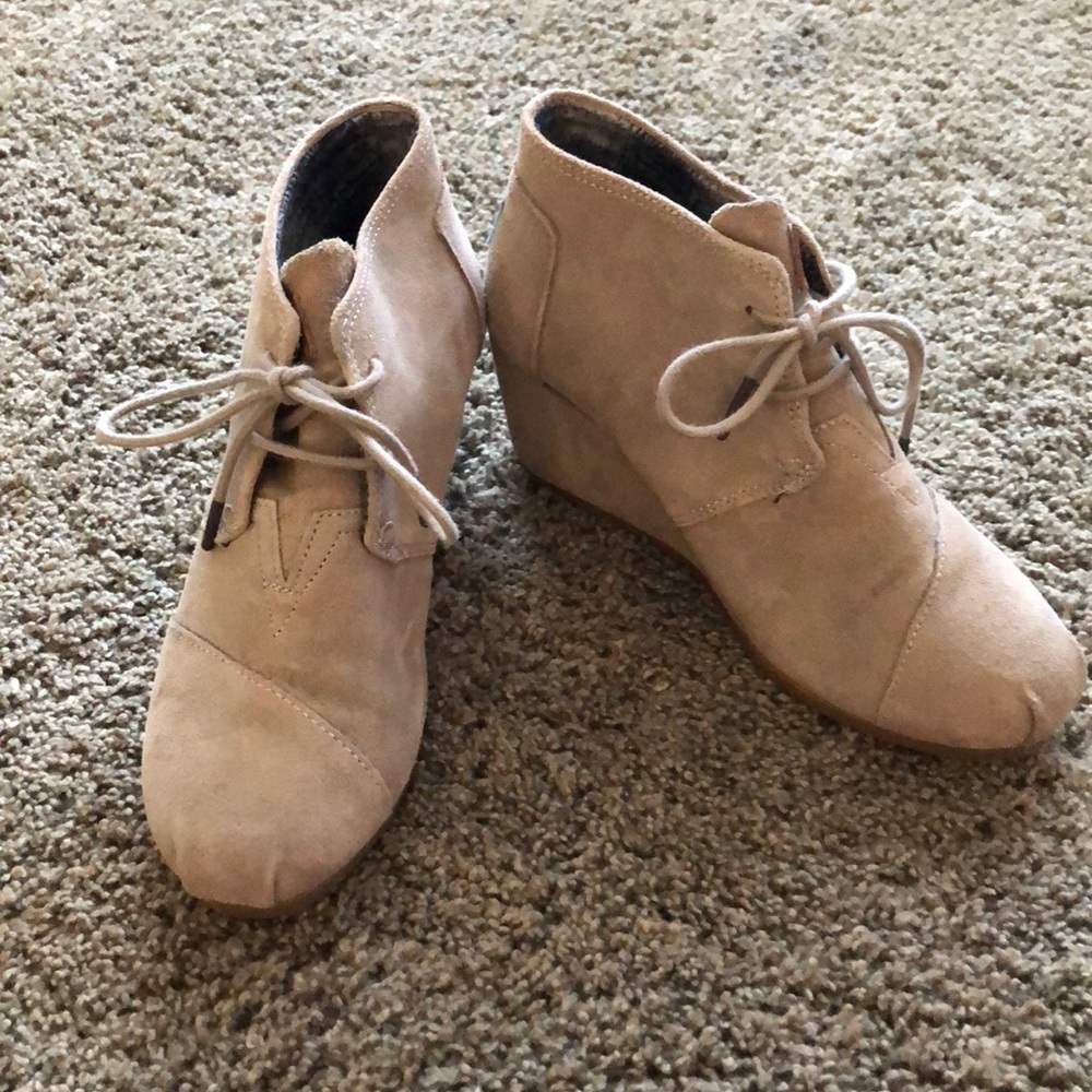 Light worn Toms Desert wedge. 6 1/2